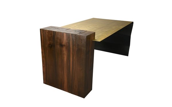 Bureau « Shirubainu », création Marc Raimbault, ébène de Macassar, carbone et feuille d’or non vernie, 25 200 €.