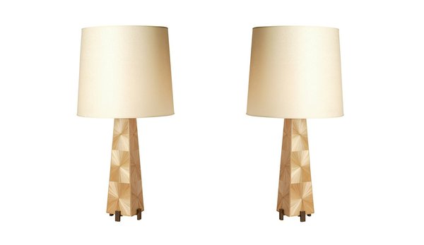 Lampe « Thèbes », création Nicolas Aubagnac, marqueterie de paille, socle en laiton massif, abat-jour en taffetas, estampillée 4A assemblée en étoile, 4080 €.