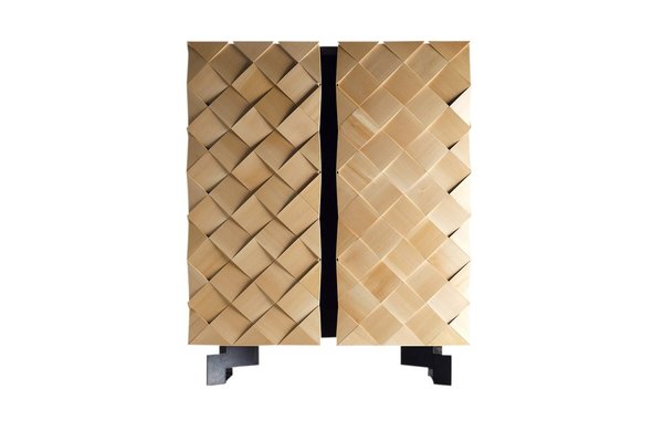 Cabinet « Tatoo », création Paul Hoffmann, tilleul, eucalyptus fumé, sur commande,17 040 €.