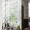 Les murs des zones de circulation comme le patio et les couloirs sont animés par des compositions florales toujours exprimées de façon graphique, sans effet de kitsch : à l’extérieur, une fresque géante de Gola Hundun et, à l’intérieur, des papiers-peints et une moquette imprimée redessinent les espaces communs.