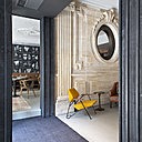 Chaque espace du rez-de-chaussée offre une succession d’ambiances pleines de surprises.