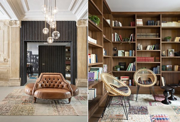 A droite, l’entrée cochère de l’ancien immeuble compose un hall monumental à partir duquel sont distribués les différents espaces. La banquette centrale structure l’espace comme un rond point. A gauche, tapis en patchwork et fauteuils en rotin pour le coin bibliothèque.