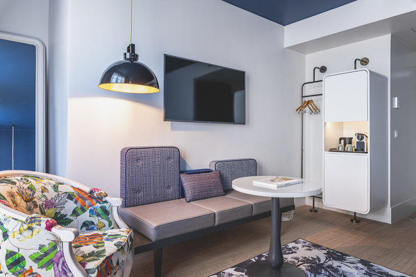 Les 52 chambres sont conçues comme un univers domestique parisien d’aujourd’hui où se délie le fil vert du programme.