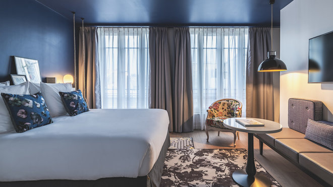 « Les graphismes des tapis et des tissus dialoguent entre eux. Les accessoires donnent une vie et une histoire propre à chaque chambre, avec un humour et un décalage qui apportent une touche de poésie », raconte Jean-Philippe Nuel.