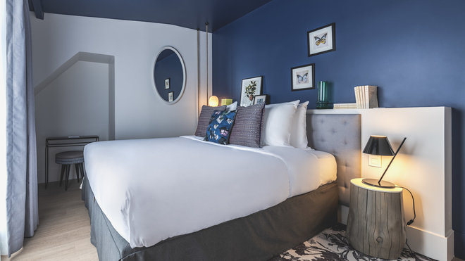 Dans les chambres, la couleur bleu canard répond à l’aplat du plafond mouluré pour créer un effet de contraste. Les meubles dans un esprit de chine font référence à la nature.