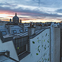 Côté rue, deux terrasses surplombent les toits de Paris et offrent un panorama d’exception sur le quartier avec les dômes des grands magasins, de l’Opéra, jusqu’à l’église de la Madeleine et à la Tour Eiffel qui fend le ciel de son pic majestueux. Tandis que dans la cour intérieure totalement végétalisée, le street artiste Gola Hundun a réalisé une fresque géante qui fleurit toute la façade.