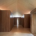 Les chambres forment des boîtes en pin qui privilégient l’intimité.