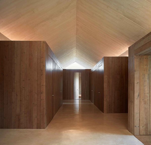 Les chambres forment des boîtes en pin qui privilégient l’intimité.