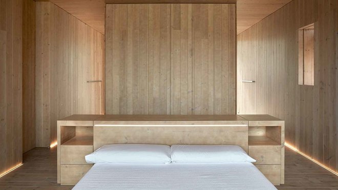 Les rangements intégrés font office de séparation de pièces et structurent l’espace.