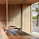 Dans la cuisine, une crédence en miroir reflète l’extérieur.