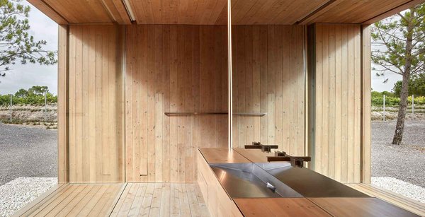 Dans la cuisine, une crédence en miroir reflète l’extérieur.