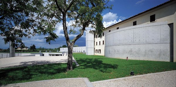 Au nord, le mur de béton courbe de l’auditorium.