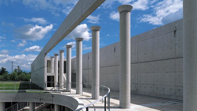 La nouvelle aile avec une série de colonnes autoportantes à chapiteaux tronconiques qui dessine une ligne.