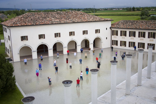 Une grande ouverture offre une vue sur la cour et la grande piscine, des deux côtés du nouveau chemin d’accès à la petite barchesse, accolée à la villa.