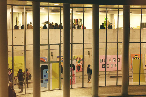 L’espace s’enfonce dans une zone souterraine dessinant une spirale, éclairée par le haut qui sert de lieu d’exposition.