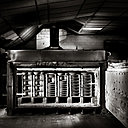 Bien rangés dans les fours à Limoges, les pièces prêtes à cuire qui ont subi une étape de finition pour éliminer les imperfections et coutures des moules.