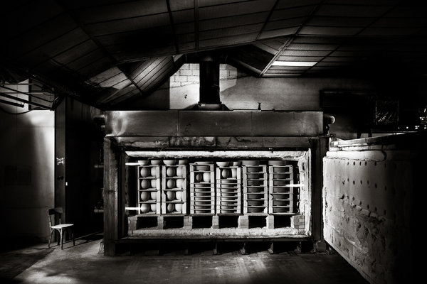 Bien rangés dans les fours à Limoges, les pièces prêtes à cuire qui ont subi une étape de finition pour éliminer les imperfections et coutures des moules.