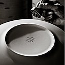 L’estampille Guy Degrenne, une maison de tradition qui a reçu le label Entreprise du Patrimoine Vivant, avec une fabrication 100 % made in France, à Vire et à Limoges.