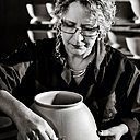 A gauche, à Limoges, le geste maîtrisé de Christelle Baille, décalqueuse chez Guy Degrennne depuis 23 ans. Elle effectue la pose de décalcomanies (ou chromolithographie) en les trempant dans l’eau pour détacher le motif de son support et l’apposer ensuite, sans guide, sur la pièce en porcelaine. A droite, également à Limoges, Cécile Souton responsable de la finition, depuis 29 ans. Son travail, à dimension artistique, peut donner forme à des grosses pièces ou à des détails comme un bec de saucière.