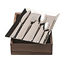 Couverts Normandy, nés en 1948, dans leur écrin en édition limitée. Ils ont été remis au goût du jour, tout en restant fidèle au dessin original et aux valeurs d’excellence, de durabilité et d’innovation.