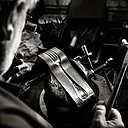 A gauche, dans l’atelier de gravure, étalon d’une matrice estampage de décor d’une fourchette. A droite, Denis Richard, le plus ancien employé de l’usine de Vire qui fabrique des couverts depuis 44 ans.