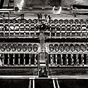 La fabrication des couverts qui nécessite nombre d’étapes comme le découpage des bobines d’acier en lopins, refoulage, forgeage à chaud, laminage, détourage, trempe, émouture…