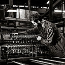 Le travail de fabrication des couverts, bien que mécanisé, est un métier exigeant qui requiert de grandes compétences techniques et la plus grande attention.