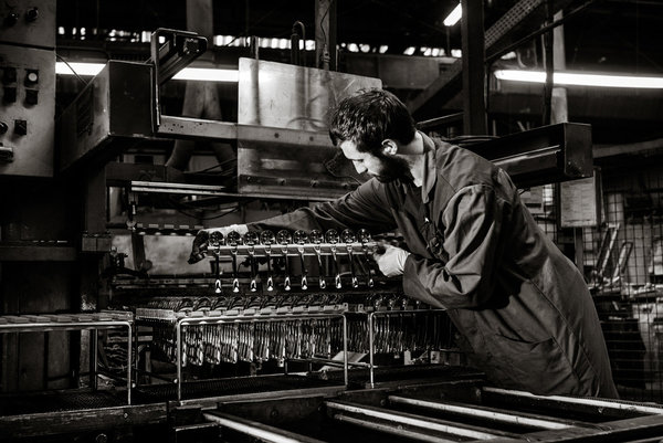 Le travail de fabrication des couverts, bien que mécanisé, est un métier exigeant qui requiert de grandes compétences techniques et la plus grande attention.