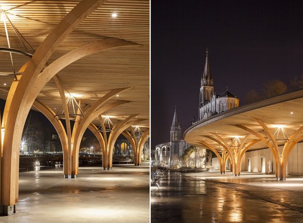 Sous l’auvent d’attente, les bouquets en bois des poteaux attentent le mobilier et les contentions qui seront coordonnées aux équipements déjà implantés dans la grotte.