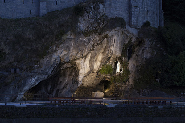 Le nouvel aménagement du lieu met en valeur le caractère originel de la Grotte de Massabielle.