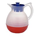 A Roche-en-Bresnil. Objet de déco, elle est remise au goût du jour en bleu, transparent et rouge. Légère, incassable et recyclable, elle est la star des tables de l’été. Carafe Vintage, plastique sans bisphénol A, lavable en machine, 1,3 L, 29,90 €, La Carafe.
