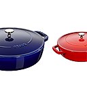 A Turckheim. La marque poursuit le développement du couvercle à picots, dans un design plus contemporain, dont le concept a été mis au point pour un arrosage continu des aliments et une cuisson homogène. Cocotte en fonte émaillée, Chistera Drop-Structure, création Samuel Accoceberry, à partir de 159 €, Staub.