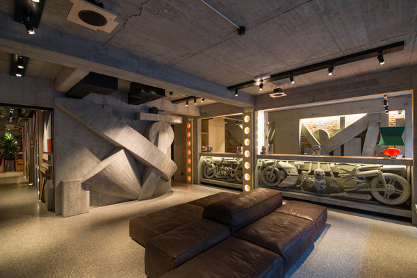 Dans le lobby : « Le comptoir est fait de pièces de moto figées dans du béton. » Lionel Jadot.