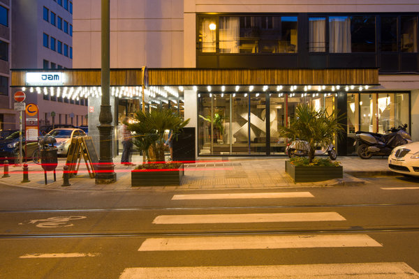 A l’extérieur, le bâtiment a conservé son style d’origine façon immeuble de bureaux.