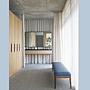 On a mis un point d’honneur à rendre invisible toute la technique : aucune fixation apparente dans la partie vestiaire, les coiffeuses sont suspendues et les portes en verre fumé ne révèlent pas leurs gonds.