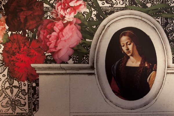 L’œillet, fleur fétiche de Christian Lacroix, est représenté sur les murs recouverts de papier-peint qui évoque une fresque décorative mêlant des influences très variées.