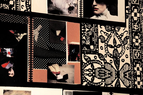 Détail sur un papier-peint qui reproduit des pages de cahiers de tendances de mode.