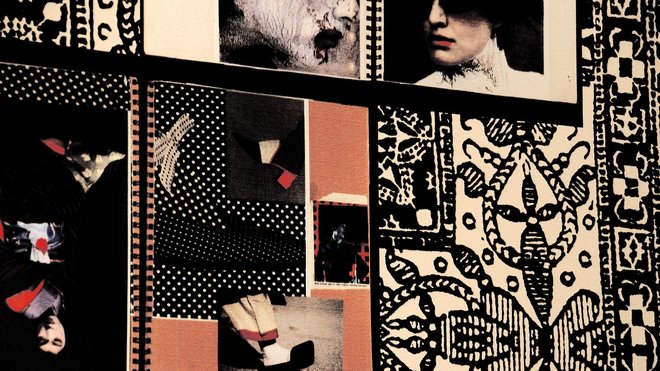 Détail sur un papier-peint qui reproduit des pages de cahiers de tendances de mode. Détail sur un papier-peint qui reproduit des pages de cahiers de tendances de mode.