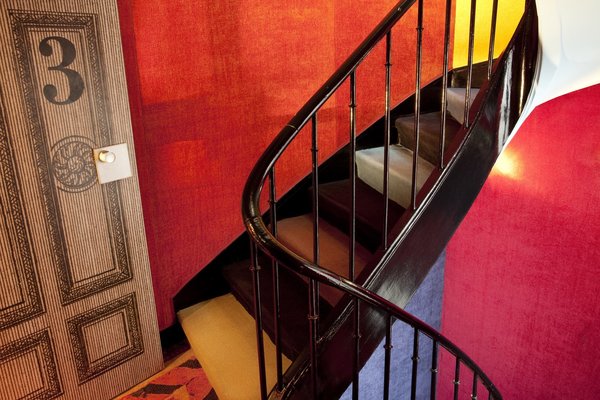 Dans l’escalier, jeu polychrome des murs en aplats de couleurs vives et des marches recouvertes de moquettes multicolores.