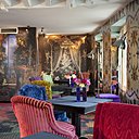 Au salon les fauteuils sont houssés de tissu moiré, de motifs damassés et de velours rayés et ciselés faisant référence à la tradition française des textiles d’ameublement. La polychromie brise cet effet classique. Les murs jouent la carte du patchwork de motifs atténué par un sol aux motifs plus fondus. Au salon les fauteuils sont houssés de tissu moiré, de motifs damassés et de velours rayés et ciselés faisant référence à la tradition française des textiles d’ameublement. La polychromie brise cet effet classique. Les murs jouent la carte du patchwork de motifs atténué par un sol aux motifs plus fondus.