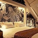 L’architecture de cet espace est mise en valeur par un mixage de papiers-peints aux motifs très contrastés. Sous la poutraison, en tête de lit, papier-peint avec effet XXL de dentelle aux fuseaux en continu. L’architecture de cet espace est mise en valeur par un mixage de papiers-peints aux motifs très contrastés. Sous la poutraison, en tête de lit, papier-peint avec effet XXL de dentelle aux fuseaux en continu.