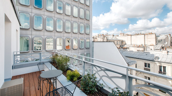 Uniques, les chambres donnant sur les boulevards ou celles avec vue terrasse s’offrent des hublots de voyage au format XXL.