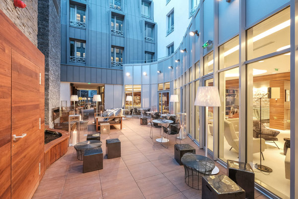 Pour déjeuner tard les jours d’été, prendre un verre même après minuit, la terrasse intérieure qui file jusqu’à l’intérieur de l’hôtel par les reflets des platanes imprimés sur les moquettes de l’hôtel.