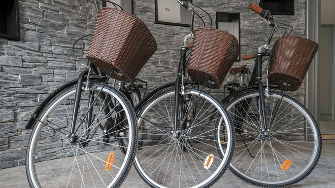 Hôtel-citoyen et ancré dans son époque, le Renaissance Paris République met notamment à disposition des clients (2ème catégorie de chambre), le prêt de vélos rétros pour parcourir Paris.