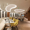 La décoration du restaurant mélange les courbes timides des années 1950 et celles organiques des années 1960.