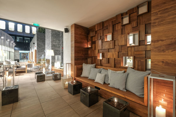 L’ambiance offre une palette de couleurs sourdes inspirées de l’environnement parisien, des gris zinc et des bruns terreux ou boisés, avec des matériaux aux textures mises en relief par l’éclairage.