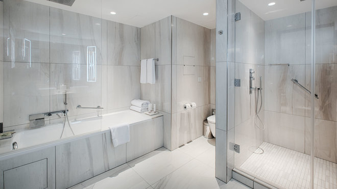 Une salle de bains olympienne pour la suite penthouse et un jacuzzi privé en bout de terrasse avec sa vue sublime sur les toits de Paris.