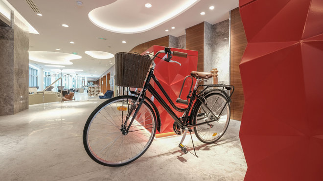 Dans les parties communes des touches vitaminées d’orange, de jaune ou de rouge pour contraster sur les matériaux aux teintes sombres.