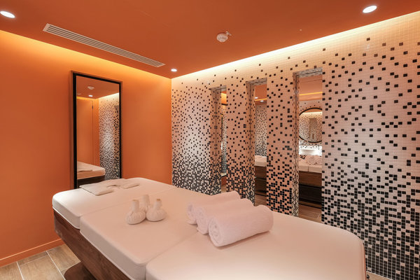 Parenthèse de relaxation extrême, le Spa O by Sothys propose un concept inédit à Paris avec deux cabines offrant des lits de sable. La chaleur sèche et souple du sable quartz enveloppe le corps enfoui et relaxe immédiatement avant même la pratique des rituels de modelage et enveloppements.