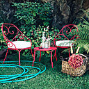 Travaillées à la forge, les volutes sont réalisées à la main. Collection 1900, fauteuil cabriolet et table basse, 361 € et 143 €.